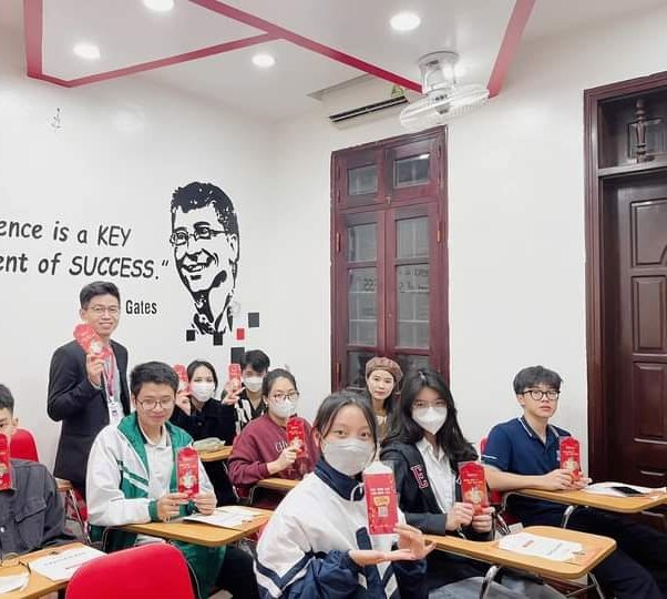 Học viên trong một buổi học tại phòng học của CANDY IELTS 8.0